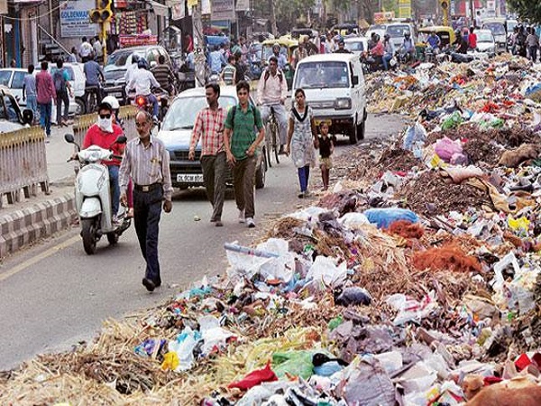 Issue of disposing garbage in Delhi: Supreme Court expresses strong displeasure over LG office Issue of disposing garbage in Delhi: Supreme Court expresses strong displeasure over LG office