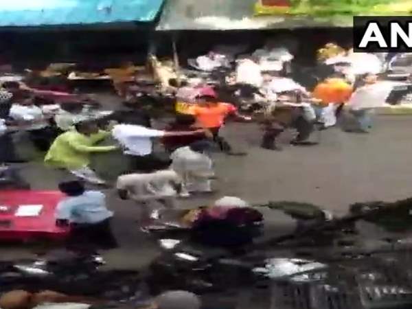 गाजियाबाद। गाजियाबाद कोर्ट में मंगलवार को 25 साल के एक मुस्लिम युवको को भीड़ ने खुलेआम पीटा। ये युवक कथित तौर पर यहां एक हिन्दू लड़की से शादी करने आया था लेकिन रजिस्ट्रार ऑफिस से उसको भीड़ ने खींच लिया और उसके साथ मारपीट की। उसको सड़क पर घुमाते हुए पीटा गया। मध्य प्रदेश के भोपाल का रहने वाला साहिल यहां बिजनौर की रहने वाली प्रीति से शादी के लिए आया था। पुलिस ने बताया है कि युवक नोएडा में ही रहकर नौकरी करता है और शादी के लिए रजिस्ट्रार ऑफिस गया था। जहां भीड़ ने उस पर हमला किया और उसे पीटा। पुलिस ने मौके पर पहुंचकर युवक की जान बचाई, वर्ना बड़ी अनहोनी हो सकती थी। पुलिस ने दो लोगों के खिलाफ नामजद और कई अज्ञात के खिलाफ रिपोर्ट दर्ज की है। नामजद लोगों के नाम विनोद और नवनीत हैं। पुलिस ने बताया है कि साहिल के साथ मारपीट हुई है, हालांकि उसे कोई गंभीर चोट नहीं लगी है। लहीं बिजनौर की रहने वाली प्रीति को कोई चोट नहीं लगी है। गाजियाबाद। गाजियाबाद कोर्ट में मंगलवार को 25 साल के एक मुस्लिम युवको को भीड़ ने खुलेआम पीटा। ये युवक कथित तौर पर यहां एक हिन्दू लड़की से शादी करने आया था लेकिन रजिस्ट्रार ऑफिस से उसको भीड़ ने खींच लिया और उसके साथ मारपीट की। उसको सड़क पर घुमाते हुए पीटा गया। मध्य प्रदेश के भोपाल का रहने वाला साहिल यहां बिजनौर की रहने वाली प्रीति से शादी के लिए आया था। पुलिस ने बताया है कि युवक नोएडा में ही रहकर नौकरी करता है और शादी के लिए रजिस्ट्रार ऑफिस गया था। जहां भीड़ ने उस पर हमला किया और उसे पीटा। पुलिस ने मौके पर पहुंचकर युवक की जान बचाई, वर्ना बड़ी अनहोनी हो सकती थी। पुलिस ने दो लोगों के खिलाफ नामजद और कई अज्ञात के खिलाफ रिपोर्ट दर्ज की है। नामजद लोगों के नाम विनोद और नवनीत हैं। पुलिस ने बताया है कि साहिल के साथ मारपीट हुई है, हालांकि उसे कोई गंभीर चोट नहीं लगी है। लहीं बिजनौर की रहने वाली प्रीति को कोई चोट नहीं लगी है।