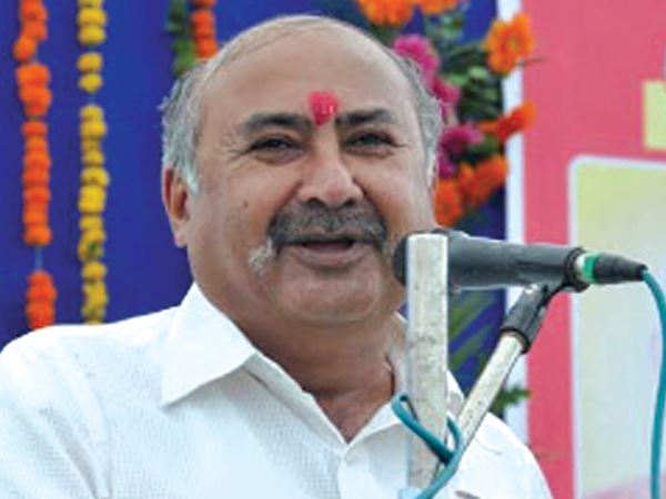 महिला के 'चरित्र' पर उठाए सवाल