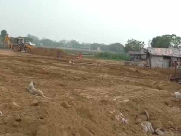 350 झुग्गियों में रहते है लोगों
