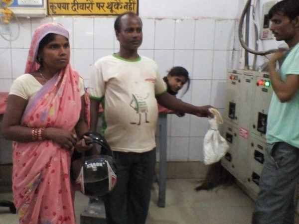man in the bag and reached the hospital with a snake man in the bag and reached the hospital with a snake