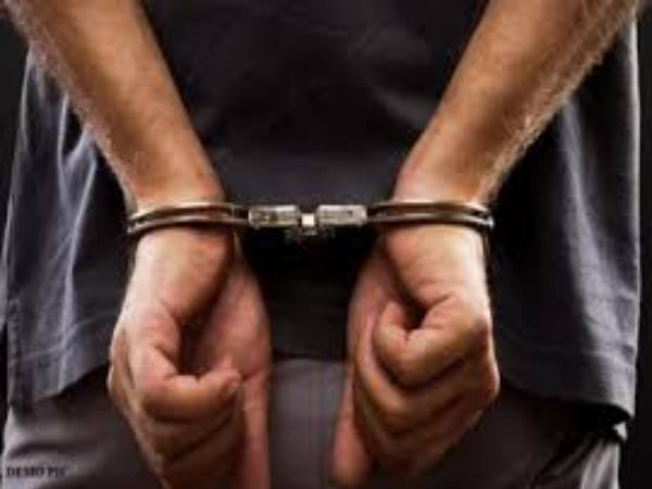 नई दिल्ली। कांग्रेस की आई सेल के एक सदस्य को दिल्ली पुलिस ने छेड़छाड़ के मामले में गिरफ्तार किया है। 39 साल के चिराग पाठक पर उसकी एक पूर्व सहयोगी ने छेड़छाड़ का मामला दर्ज कराया है। पाठक के खिलाफ तीन जुलाई को नॉर्थ एवेन्यू पुलिस स्टेशन में एफआईआर हुई थी। सोमवार रात को पुलिस ने पाठक को गिरफ्तार कर लिया। हालांकि पाठक को पुलिस स्टेशन से ही जमानत मिल गई और एक घंटे में ही उसे छोड़ दिया गया। पुलिस ने बताया कि मजिस्ट्रेट के सामने 164 में लड़की के बयान दर्ज होने के बाद पाठक की गिरफ्तारी हुई। पुलिस के मुताबिक, महिला ने दिल्ली पुलिस कमिश्नर को ई-मेल कर शिकायक की थी। उसने बताया था कि जिस समय उसके साथ छेड़छाड़ हुई वो पटनायक के साथ काम कर रही थी। कांग्रेस की डिजिटल मीडिया टीम की हेड स्पनंदना ने कहा है कि पहली बार है जब पाठक के खिलाफ किसी ने इस तरह की शिकायत की है। उन्होंने कहा कि पाठक के खिलाफ शिकायत किए जाने की वजह समझ से परे हैं क्योंकि शिकायत करने वाली महिला ने रिजाइन करते हुए पर्सनल और स्वास्थ्य संबंधी परेशानी का जिक्र किया था। उन्होंने पाठक के साथ खड़े होने की बात कही है। नई दिल्ली। कांग्रेस की आई सेल के एक सदस्य को दिल्ली पुलिस ने छेड़छाड़ के मामले में गिरफ्तार किया है। 39 साल के चिराग पाठक पर उसकी एक पूर्व सहयोगी ने छेड़छाड़ का मामला दर्ज कराया है। पाठक के खिलाफ तीन जुलाई को नॉर्थ एवेन्यू पुलिस स्टेशन में एफआईआर हुई थी। सोमवार रात को पुलिस ने पाठक को गिरफ्तार कर लिया। हालांकि पाठक को पुलिस स्टेशन से ही जमानत मिल गई और एक घंटे में ही उसे छोड़ दिया गया। पुलिस ने बताया कि मजिस्ट्रेट के सामने 164 में लड़की के बयान दर्ज होने के बाद पाठक की गिरफ्तारी हुई। पुलिस के मुताबिक, महिला ने दिल्ली पुलिस कमिश्नर को ई-मेल कर शिकायक की थी। उसने बताया था कि जिस समय उसके साथ छेड़छाड़ हुई वो पटनायक के साथ काम कर रही थी। कांग्रेस की डिजिटल मीडिया टीम की हेड स्पनंदना ने कहा है कि पहली बार है जब पाठक के खिलाफ किसी ने इस तरह की शिकायत की है। उन्होंने कहा कि पाठक के खिलाफ शिकायत किए जाने की वजह समझ से परे हैं क्योंकि शिकायत करने वाली महिला ने रिजाइन करते हुए पर्सनल और स्वास्थ्य संबंधी परेशानी का जिक्र किया था। उन्होंने पाठक के साथ खड़े होने की बात कही है।