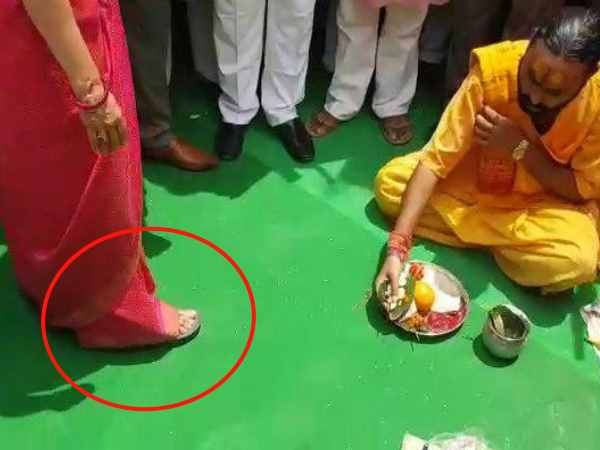 hema malini wearing sandals during puja in mathura hema malini wearing sandals during puja in mathura