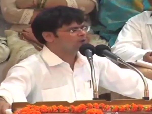 नई दिल्ली। बहुजन समाज पार्टी के राष्ट्रीय उपाध्यक्ष जय प्रकाश ने कहा है कि गाय माता नहीं हो सकती। प्रकाश ने कहा कि गाय एक अच्छी पशु हो सकती है, कम खाकर ज्यादा दूध देने वाली हो सकती है लेकिन माता नहीं हो सकती। माता वो होती है, जिसने हमें जन्म दिया। गाय तुम्हारी माता होगी, हमारी माता हमें जन्म देने वाली है। लखनऊ के इंदिरा गांधी प्रतिष्ठान में आयोजित बसपा के कार्यकर्ता सम्मेलन में जयप्रकाश सिंह ने ये बातें कहीं। यहीं पर जय प्रकाश ने राहुल गांधी पर टिप्पणी भी की और उन्हें विदेशी मूल की मां की बेटा बताया। जिसको लेकर मंगलवार को बीएसपी सुप्रीमो मायावती ने जय प्रकाश को पद से हटा दिया। मायावती ने कहा कि जय प्रकाश सिंह का बयान उनकी व्यक्तिगत सोच है और पार्टी उससे इत्तेफाक नहीं रखती। जय प्रकाश ने कहा था कि राहुल गांधी अपनी विदेशी मां सोनिया गांधी पर गया है, इसलिए कभी राजनीति में सफल नहीं हो सकता। जय प्रकाश ने कहा था कि राहुल गांधी कभी प्रधानमंत्री नहीं बन सकते क्योंकि वह अपने पिता राजीव गांधी पर नहीं अपनी विदेशी मां सोनिया गांधी की गए हैं। जय प्रकाश ने कहा था अगर राहुल राजीव गांधी पर चला जाता तो सफल हो सकता था लेकिन मैं दावे के साथ कह सकता हूं कि राहुल राजनीति में सफल नहीं होंगे क्योंकि वो अपनी विदेशी मां पर गए हैं। नई दिल्ली। बहुजन समाज पार्टी के राष्ट्रीय उपाध्यक्ष जय प्रकाश ने कहा है कि गाय माता नहीं हो सकती। प्रकाश ने कहा कि गाय एक अच्छी पशु हो सकती है, कम खाकर ज्यादा दूध देने वाली हो सकती है लेकिन माता नहीं हो सकती। माता वो होती है, जिसने हमें जन्म दिया। गाय तुम्हारी माता होगी, हमारी माता हमें जन्म देने वाली है। लखनऊ के इंदिरा गांधी प्रतिष्ठान में आयोजित बसपा के कार्यकर्ता सम्मेलन में जयप्रकाश सिंह ने ये बातें कहीं। यहीं पर जय प्रकाश ने राहुल गांधी पर टिप्पणी भी की और उन्हें विदेशी मूल की मां की बेटा बताया। जिसको लेकर मंगलवार को बीएसपी सुप्रीमो मायावती ने जय प्रकाश को पद से हटा दिया। मायावती ने कहा कि जय प्रकाश सिंह का बयान उनकी व्यक्तिगत सोच है और पार्टी उससे इत्तेफाक नहीं रखती। जय प्रकाश ने कहा था कि राहुल गांधी अपनी विदेशी मां सोनिया गांधी पर गया है, इसलिए कभी राजनीति में सफल नहीं हो सकता। जय प्रकाश ने कहा था कि राहुल गांधी कभी प्रधानमंत्री नहीं बन सकते क्योंकि वह अपने पिता राजीव गांधी पर नहीं अपनी विदेशी मां सोनिया गांधी की गए हैं। जय प्रकाश ने कहा था अगर राहुल राजीव गांधी पर चला जाता तो सफल हो सकता था लेकिन मैं दावे के साथ कह सकता हूं कि राहुल राजनीति में सफल नहीं होंगे क्योंकि वो अपनी विदेशी मां पर गए हैं।