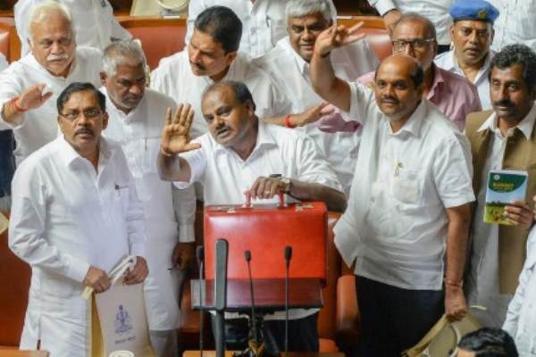 आईफोन बांटने पर बीजेपी ने सरकार को घेरा