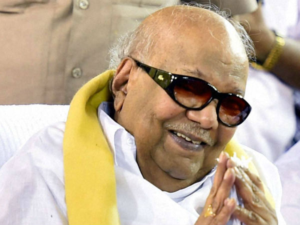 करुणानिधि की तबियत बेहद नाजुक, घर के बाहर जमा हुए समर्थक, रो-रोकर बुरा हाल करुणानिधि की तबियत बेहद नाजुक, घर के बाहर जमा हुए समर्थक, रो-रोकर बुरा हाल