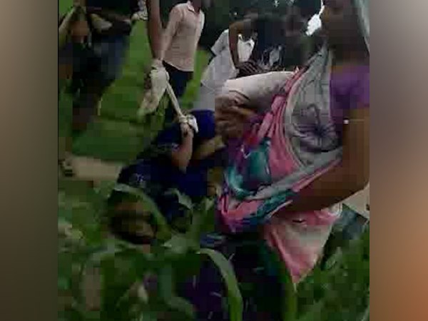 kannauj husband beaten his wife very badly after seeing her with her lover kannauj husband beaten his wife very badly after seeing her with her lover