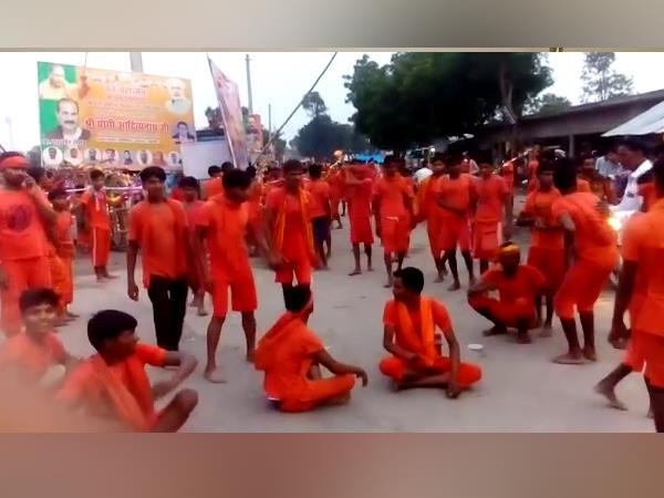 barabanki truck smashmed the group of kavariya 1 died on the spot barabanki truck smashmed the group of kavariya 1 died on the spot