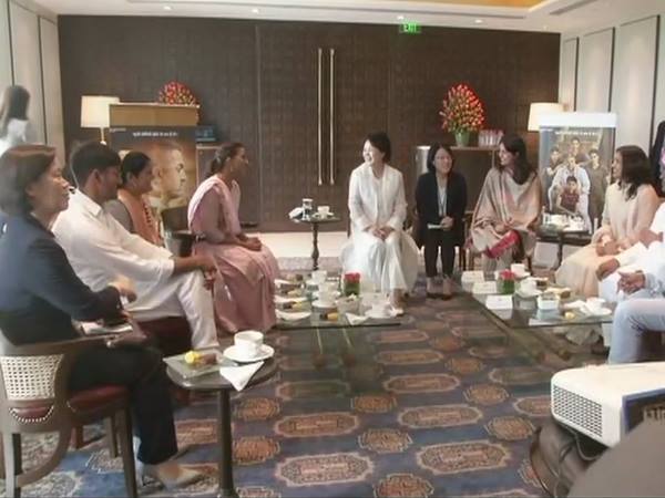 south Korea First Lady Kim Jung sook meet Wrestlers Geeta and Babita Phogat south Korea First Lady Kim Jung sook meet Wrestlers Geeta and Babita Phogat