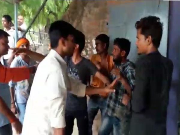 pratapgarh people beaten 3 robbers and hended over them to police pratapgarh people beaten 3 robbers and hended over them to police