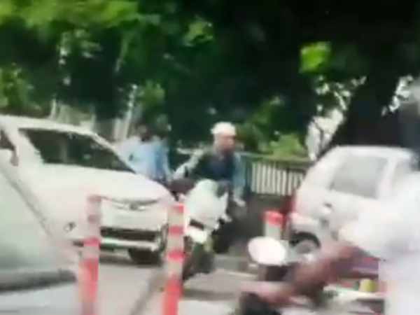 axis bank Cash van loot video viral in lucknow axis bank Cash van loot video viral in lucknow