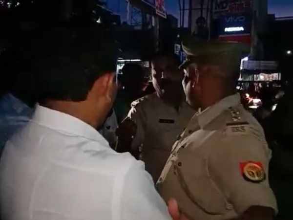 BJP leader stops friend vehicle in policeman Indecency BJP leader stops friend vehicle in policeman Indecency