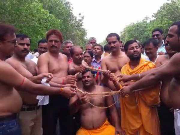 शिक्षामित्रों के साथ राजनीति कर रही है सरकार