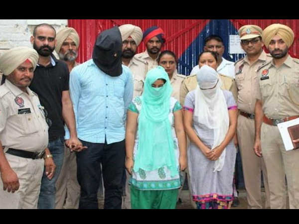 ब्वॉयफ्रेंड से बात करती थी बेटी, बाप ने फोन तोड़ दिया