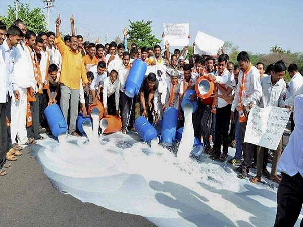 दूध की कीमत प्रति लीटर 5 रु बढ़ाने की मांग