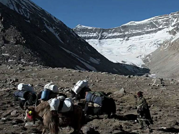 कैलाश पर्वत और मानसरोवर को धरती का केंद्र माना जाता है
