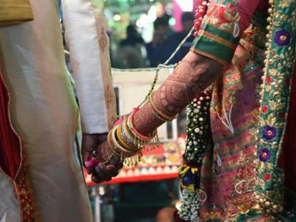 लोगों ने देख लिया और चोर आया कहकर चिल्लाने लगे