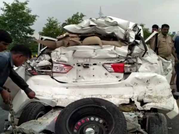 4 people died yamuna expressway accident in mathrua 4 people died yamuna expressway accident in mathrua