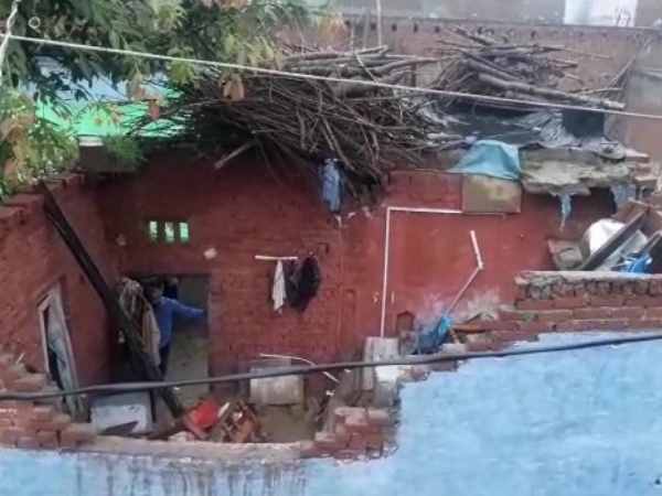 Two children died after roof of a house collapsed in Meerut Two children died after roof of a house collapsed in Meerut