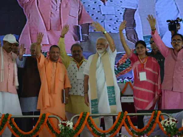 colours of shirt check in pm modi rally in mirzapur colours of shirt check in pm modi rally in mirzapur