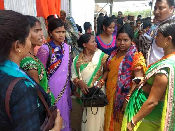 colours of shirt check in pm modi rally in mirzapur colours of shirt check in pm modi rally in mirzapur