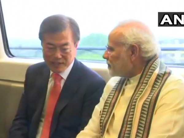 नोएडा। प्रधानमंत्री नरेंद्र मोदी सोमवार शाम को दक्षिण कोरिया के राष्ट्रपति मून जे इन के साथ मेट्रो से नोएडा पहुंचे हैं। नोएडा के सेक्टर 81 में पीएम मोदी और साउथ कोरिया के राष्ट्रपति मोबाइल फैक्ट्री का उद्घाटन करेंगे। इस दौरान यूपी के मुख्यमंत्री योगी आदित्यनाथ भी मौजूद रहेंगे। इससे पहले वो वो मून जे इन के साथ गांधी स्मृति भी गए। दक्षिण कोरिया के राष्ट्रपति मून रविवार को दिल्ली पहुंचे है। यह उनका पहला भारत दौरा है। उनके साथ पत्नी किम जुंग-सुक, उनकी कैबिनेट के वरिष्ठ सदस्य, अधिकारी और 100 उद्योगपति भी आए हैं। नोएडा के सेक्टर 81 में सैमसंग इलेक्ट्रॉनिक्स की ये फैक्ट्री 35 एकड़ में फैली है, जिसका आज उद्घाटन होगा। इस फैक्ट्री को बनाने में पिछले साल सैमसंग ने करीब 5 हजार करोड़ का निवेश किया था। कंपनी का दावा है कि यह दुनिया का सबसे बड़ा मोबाइल मैन्युफैक्चरिंग प्लांट होगा। नोएडा के सेक्टर 81 में बना यह प्लांट 35 एकड़ में फैला है। करीब 5 हजार करोड़ रुपए में तैयार हुआ है। फिलहाल कंपनी भारत में 6.7 करोड़ स्मार्टफोन बनाती है। इस प्लांट में प्रोडक्शन से इनकी संख्या बढ़कर करीब 12 करोड़ सालाना हो जाएगी। नोएडा। प्रधानमंत्री नरेंद्र मोदी सोमवार शाम को दक्षिण कोरिया के राष्ट्रपति मून जे इन के साथ मेट्रो से नोएडा पहुंचे हैं। नोएडा के सेक्टर 81 में पीएम मोदी और साउथ कोरिया के राष्ट्रपति मोबाइल फैक्ट्री का उद्घाटन करेंगे। इस दौरान यूपी के मुख्यमंत्री योगी आदित्यनाथ भी मौजूद रहेंगे। इससे पहले वो वो मून जे इन के साथ गांधी स्मृति भी गए। दक्षिण कोरिया के राष्ट्रपति मून रविवार को दिल्ली पहुंचे है। यह उनका पहला भारत दौरा है। उनके साथ पत्नी किम जुंग-सुक, उनकी कैबिनेट के वरिष्ठ सदस्य, अधिकारी और 100 उद्योगपति भी आए हैं। नोएडा के सेक्टर 81 में सैमसंग इलेक्ट्रॉनिक्स की ये फैक्ट्री 35 एकड़ में फैली है, जिसका आज उद्घाटन होगा। इस फैक्ट्री को बनाने में पिछले साल सैमसंग ने करीब 5 हजार करोड़ का निवेश किया था। कंपनी का दावा है कि यह दुनिया का सबसे बड़ा मोबाइल मैन्युफैक्चरिंग प्लांट होगा। नोएडा के सेक्टर 81 में बना यह प्लांट 35 एकड़ में फैला है। करीब 5 हजार करोड़ रुपए में तैयार हुआ है। फिलहाल कंपनी भारत में 6.7 करोड़ स्मार्टफोन बनाती है। इस प्लांट में प्रोडक्शन से इनकी संख्या बढ़कर करीब 12 करोड़ सालाना हो जाएगी।