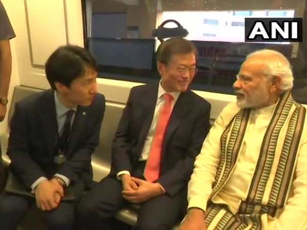 नोएडा। प्रधानमंत्री नरेंद्र मोदी सोमवार शाम को दक्षिण कोरिया के राष्ट्रपति मून जे इन के साथ मेट्रो से नोएडा पहुंचे हैं। नोएडा के सेक्टर 81 में पीएम मोदी और साउथ कोरिया के राष्ट्रपति मोबाइल फैक्ट्री का उद्घाटन करेंगे। इस दौरान यूपी के मुख्यमंत्री योगी आदित्यनाथ भी मौजूद रहेंगे। इससे पहले वो वो मून जे इन के साथ गांधी स्मृति भी गए। दक्षिण कोरिया के राष्ट्रपति मून रविवार को दिल्ली पहुंचे है। यह उनका पहला भारत दौरा है। उनके साथ पत्नी किम जुंग-सुक, उनकी कैबिनेट के वरिष्ठ सदस्य, अधिकारी और 100 उद्योगपति भी आए हैं। नोएडा के सेक्टर 81 में सैमसंग इलेक्ट्रॉनिक्स की ये फैक्ट्री 35 एकड़ में फैली है, जिसका आज उद्घाटन होगा। इस फैक्ट्री को बनाने में पिछले साल सैमसंग ने करीब 5 हजार करोड़ का निवेश किया था। कंपनी का दावा है कि यह दुनिया का सबसे बड़ा मोबाइल मैन्युफैक्चरिंग प्लांट होगा। नोएडा के सेक्टर 81 में बना यह प्लांट 35 एकड़ में फैला है। करीब 5 हजार करोड़ रुपए में तैयार हुआ है। फिलहाल कंपनी भारत में 6.7 करोड़ स्मार्टफोन बनाती है। इस प्लांट में प्रोडक्शन से इनकी संख्या बढ़कर करीब 12 करोड़ सालाना हो जाएगी। नोएडा। प्रधानमंत्री नरेंद्र मोदी सोमवार शाम को दक्षिण कोरिया के राष्ट्रपति मून जे इन के साथ मेट्रो से नोएडा पहुंचे हैं। नोएडा के सेक्टर 81 में पीएम मोदी और साउथ कोरिया के राष्ट्रपति मोबाइल फैक्ट्री का उद्घाटन करेंगे। इस दौरान यूपी के मुख्यमंत्री योगी आदित्यनाथ भी मौजूद रहेंगे। इससे पहले वो वो मून जे इन के साथ गांधी स्मृति भी गए। दक्षिण कोरिया के राष्ट्रपति मून रविवार को दिल्ली पहुंचे है। यह उनका पहला भारत दौरा है। उनके साथ पत्नी किम जुंग-सुक, उनकी कैबिनेट के वरिष्ठ सदस्य, अधिकारी और 100 उद्योगपति भी आए हैं। नोएडा के सेक्टर 81 में सैमसंग इलेक्ट्रॉनिक्स की ये फैक्ट्री 35 एकड़ में फैली है, जिसका आज उद्घाटन होगा। इस फैक्ट्री को बनाने में पिछले साल सैमसंग ने करीब 5 हजार करोड़ का निवेश किया था। कंपनी का दावा है कि यह दुनिया का सबसे बड़ा मोबाइल मैन्युफैक्चरिंग प्लांट होगा। नोएडा के सेक्टर 81 में बना यह प्लांट 35 एकड़ में फैला है। करीब 5 हजार करोड़ रुपए में तैयार हुआ है। फिलहाल कंपनी भारत में 6.7 करोड़ स्मार्टफोन बनाती है। इस प्लांट में प्रोडक्शन से इनकी संख्या बढ़कर करीब 12 करोड़ सालाना हो जाएगी।