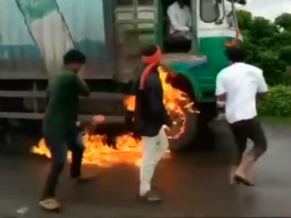 Swabhimani Shetkari Sangathna set ablaze a truck in Washim Malegaon Maharashtra Swabhimani Shetkari Sangathna set ablaze a truck in Washim Malegaon Maharashtra