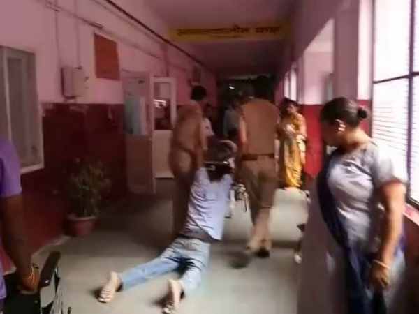 moradabad police in dragged the accused to hospital moradabad police in dragged the accused to hospital