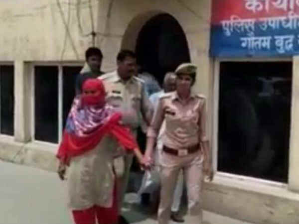 बेटे ने मां को तांत्रिक बाबा के साथ हमबिस्तर देख लिया और...