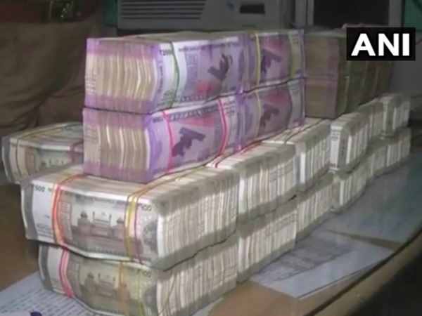 2 people arrested & Rs. 2 crore have been seized from Mughalsarai railway station 2 people arrested & Rs. 2 crore have been seized from Mughalsarai railway station