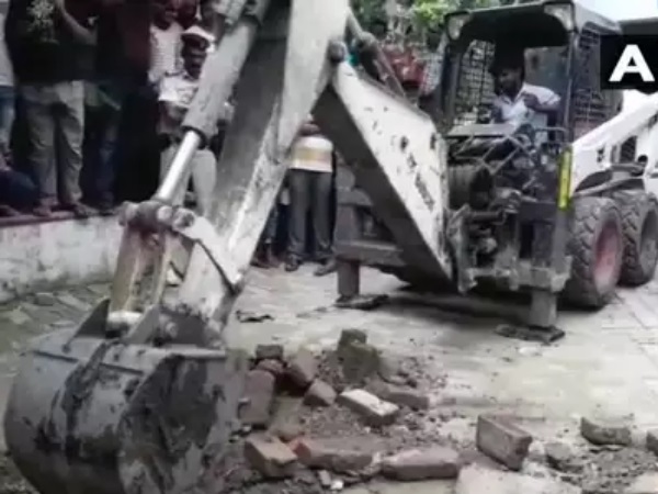 नीतीश कुमार के मंत्री के पति पर लगा आरोप