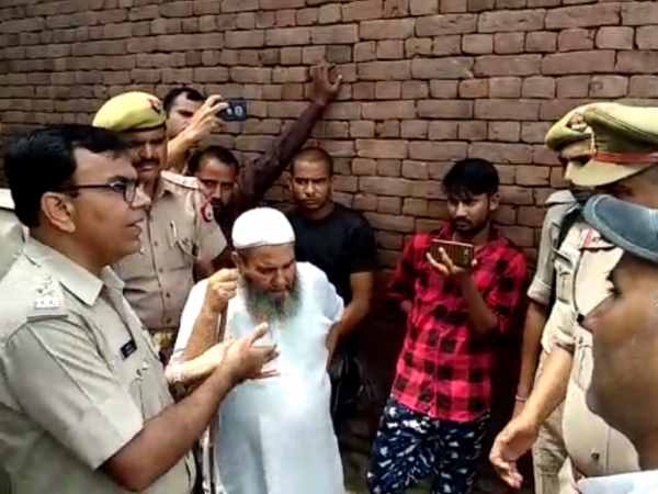 पुलिस ने लोगों को समझाया