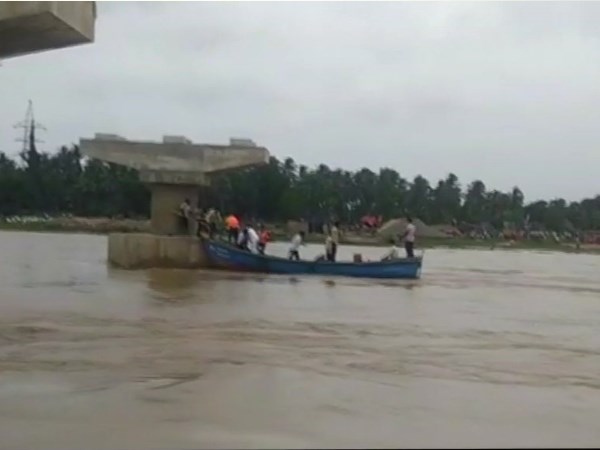 Andhra Pradesh: boat capsized in East Godavari more than 40 people in it Andhra Pradesh: boat capsized in East Godavari more than 40 people in it