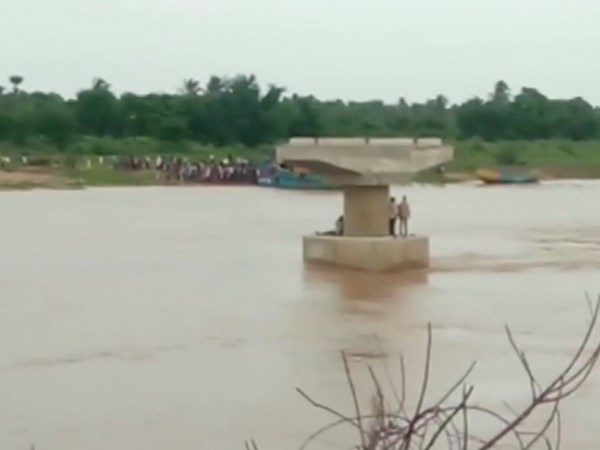 40 लोगों को ले जा रही नाव गोदावरी नदी में डूबी 40 लोगों को ले जा रही नाव गोदावरी नदी में डूबी