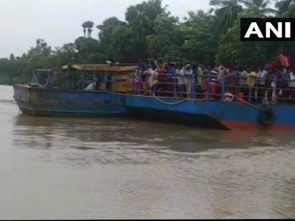 40 लोगों को ले जा रही नाव गोदावरी नदी में डूबी 40 लोगों को ले जा रही नाव गोदावरी नदी में डूबी