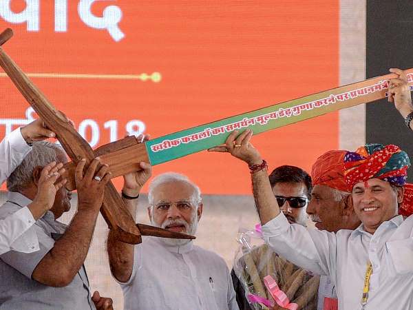 पीएम मोदी ने 2100 करोड़ की 13 योजनाओं का किया शिलान्यास