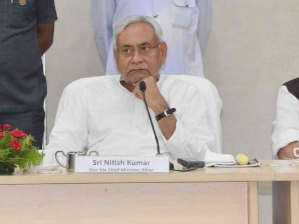 शिक्षक कर रहे हैं विरोध प्रदर्शन