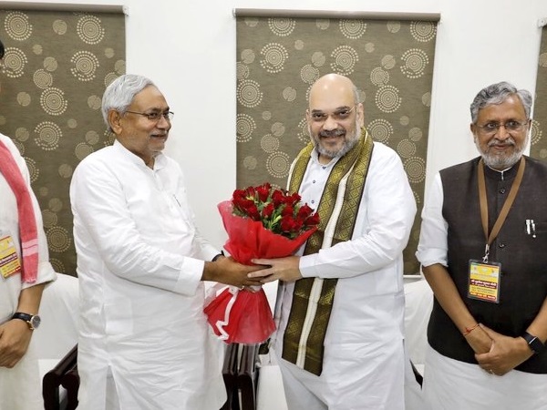 बंद कमरे में हुई बातचीत कैसे बाहर आ सकती है