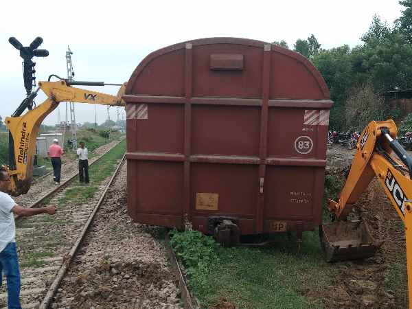 two cartons of goods train derailed in Pratapgarh two cartons of goods train derailed in Pratapgarh