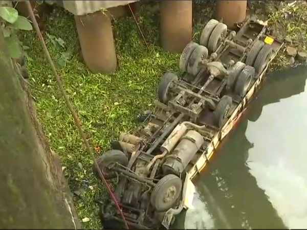 Two people killed after a truck fell off a bridge in Pune Two people killed after a truck fell off a bridge in Pune