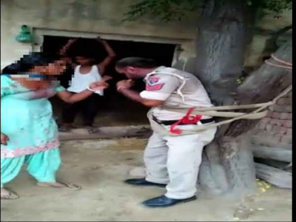 नशे में धुत पुलिसवाले ने की रेप की कोशिश, महिला ने पेड़ में बांधकर पीटा नशे में धुत पुलिसवाले ने की रेप की कोशिश, महिला ने पेड़ में बांधकर पीटा