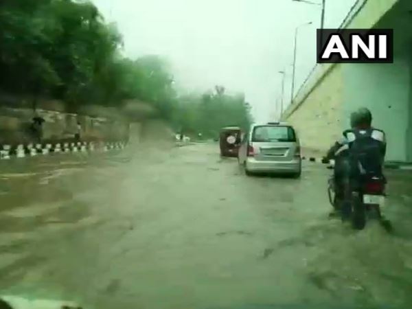 कई जगहों पर सड़के धंसी