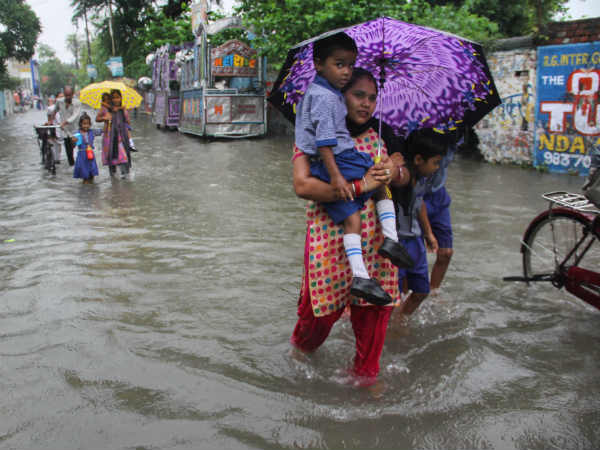 यूपी में बारिश का कहर: 3 दिनों में 31 जिलों में 58 लोगों की मौत, 53 जख्मी यूपी में बारिश का कहर: 3 दिनों में 31 जिलों में 58 लोगों की मौत, 53 जख्मी