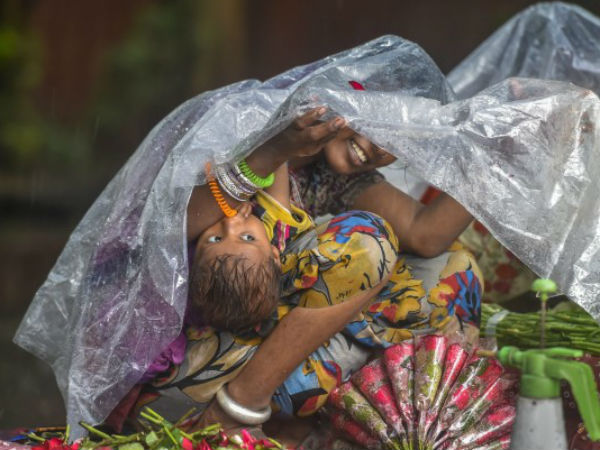 मानसून से कहीं दिखी मस्ती तो कहीं उजड़ी बस्ती, देखें Pics मानसून से कहीं दिखी मस्ती तो कहीं उजड़ी बस्ती, देखें Pics