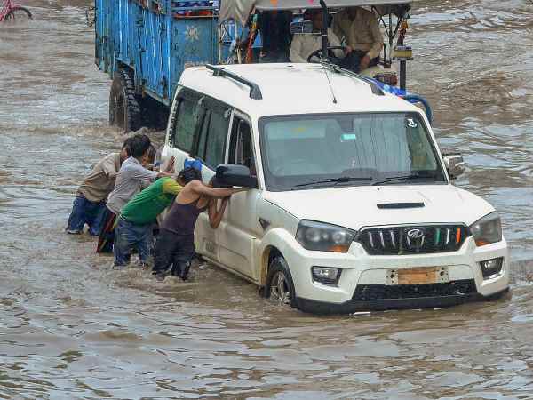 जलभराव ओर जाम से परेशानी
