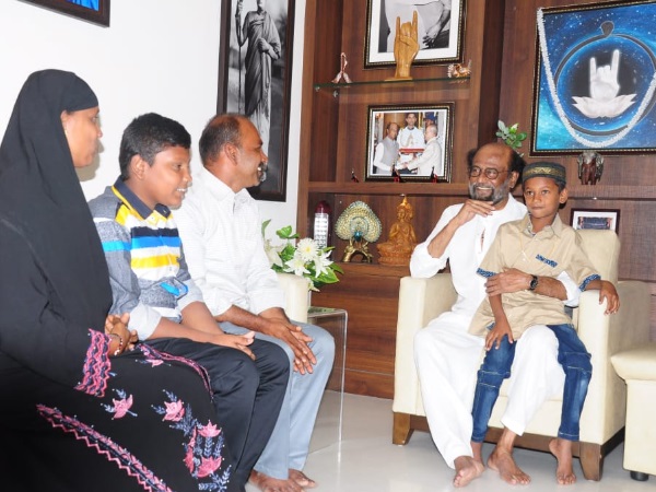 यासिन और उसके माता पिता को अपने घर पोएस गार्डन पर आमंत्रित किया