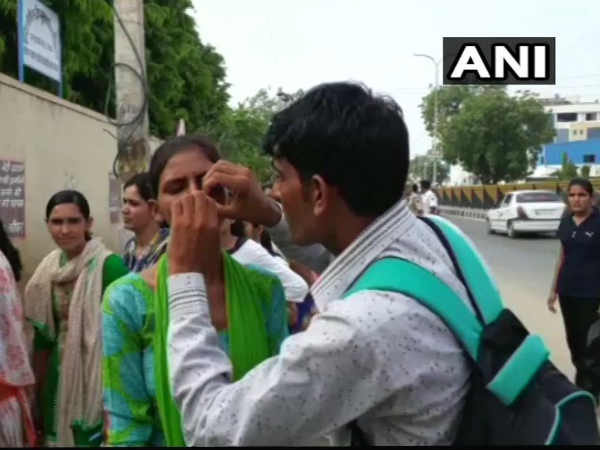 कैंची और कटर लेकर पहुंचे थे अधिकारी
