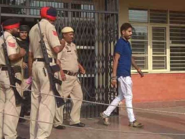 चार आरोपियों के पास से गुरदासपुर की केंद्रीय जेल में बीड़ी के 50 बंडल बरामद हुए