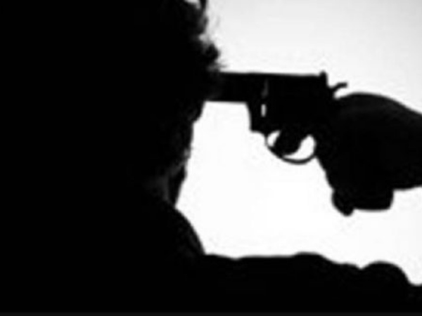 यूपी: उमा भारती के दौरे पर ड्यूटी देने के बाद घर पहुंचे एसडीएम ने खुद को मारी गोली, नहीं थम रहा सिलसिला यूपी: उमा भारती के दौरे पर ड्यूटी देने के बाद घर पहुंचे एसडीएम ने खुद को मारी गोली, नहीं थम रहा सिलसिला
